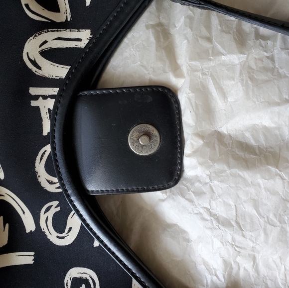 Guess print graffiti hobo handbag with magnetic closure - Picture 6 of 9